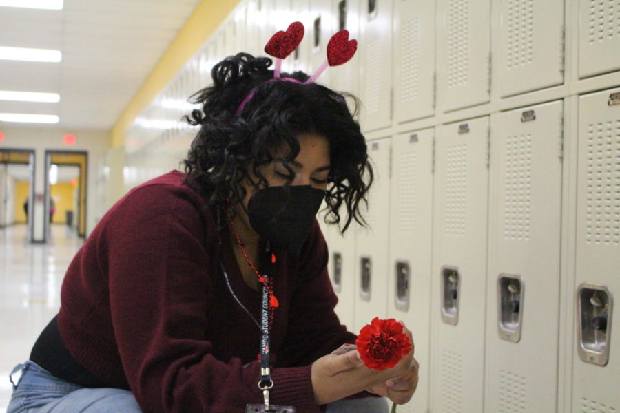 Sophomore Kennedy Chisolm looks at a flower to see who it is, so she can call out their name.
