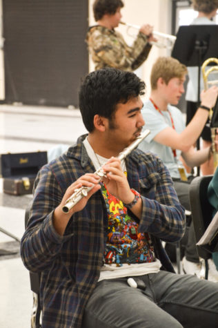 Senior Kai Vicente plays flute in jazz bands rehearsal. “My favorite part about playing an instrument is how well every instrument can play together and how well it sounds all together,” Vicente said. 
